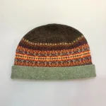 Hue Uld - Eribé Beanie med Opslag Brun Grøn, posh, landadel, burberry, barbour, engelsk, country side, braemar oakley, rullekant, oprullet, ombuk, opslag, ombuk, lilla, vinrød, aubergine, rosa, tyrian, eribe, skotsk, farver, smart, tidsløs, klassisk, flot, lækker, kvalitet, uld, ren, ulden, tynd, blød, let,strikket, fintstrikket, skotsk, engelsk, design, country, side, biti, ribe, eribe, sort sol, vadehavet, marsken, gave, gaveide, julegave, efterår, vinter,