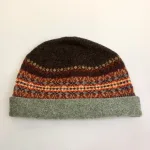 Hue Uld - Eribé Beanie med Opslag Brun Grøn, posh, landadel, burberry, barbour, engelsk, country side, braemar oakley, rullekant, oprullet, ombuk, opslag, ombuk, lilla, vinrød, aubergine, rosa, tyrian, eribe, skotsk, farver, smart, tidsløs, klassisk, flot, lækker, kvalitet, uld, ren, ulden, tynd, blød, let,strikket, fintstrikket, skotsk, engelsk, design, country, side, biti, ribe, eribe, sort sol, vadehavet, marsken, gave, gaveide, julegave, efterår, vinter,