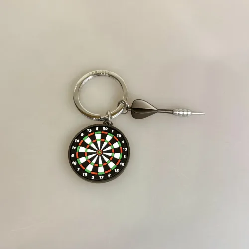 Nøglering - Dartskive og Dartpil, dart, spil, værtshus, mtm, 383-01, bullseye, vinder, gave, gaveide, personlig, symbolsk, efterløn, brunt, biti, ribe,