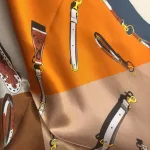 Silketørklæde Bandana Brun Grå Orange med Seletøj, variabelt, fire i en, petrol, orange, brun, grå, nobelt, lady like, elegant, lækkert, heste, hestesko, seletøj, vuitton, chanel, gucci, elegant, ladylike, grønt, gult, limegrønt, lyst, lækkert, kvalitet, ren, silke, lille, kvadratisk, bandana, nicki, firkantet, charmeklud, flot, gave, gaveide, biti, ribe, silketørklæde, ren, ægte, silke, silkesatin, fed, luksus, luksuriøst, i halsen, halsklud, taske, bandoliere, charmeklud, moderne, hip, new in, efterår, farver, smart, biti, ribe, dior, hermes,