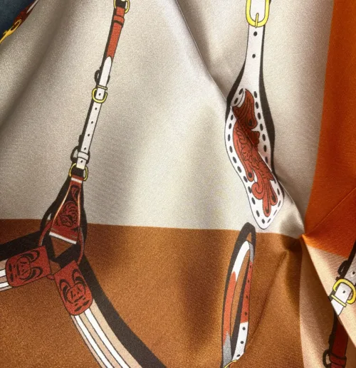 Silketørklæde Bandana Brun Grå Orange med Seletøj, variabelt, fire i en, petrol, orange, brun, grå, nobelt, lady like, elegant, lækkert, heste, hestesko, seletøj, vuitton, chanel, gucci, elegant, ladylike, grønt, gult, limegrønt, lyst, lækkert, kvalitet, ren, silke, lille, kvadratisk, bandana, nicki, firkantet, charmeklud, flot, gave, gaveide, biti, ribe, silketørklæde, ren, ægte, silke, silkesatin, fed, luksus, luksuriøst, i halsen, halsklud, taske, bandoliere, charmeklud, moderne, hip, new in, efterår, farver, smart, biti, ribe, dior, hermes,