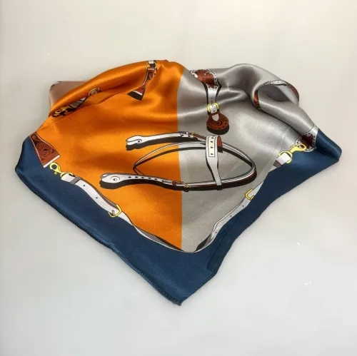 Silketørklæde Bandana Brun Grå Orange med Seletøj, variabelt, fire i en, petrol, orange, brun, grå, nobelt, lady like, elegant, lækkert, heste, hestesko, seletøj, vuitton, chanel, gucci, elegant, ladylike, grønt, gult, limegrønt, lyst, lækkert, kvalitet, ren, silke, lille, kvadratisk, bandana, nicki, firkantet, charmeklud, flot, gave, gaveide, biti, ribe, silketørklæde, ren, ægte, silke, silkesatin, fed, luksus, luksuriøst, i halsen, halsklud, taske, bandoliere, charmeklud, moderne, hip, new in, efterår, farver, smart, biti, ribe, dior, hermes,