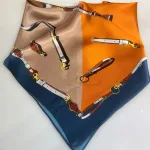 Silketørklæde Bandana Brun Grå Orange med Seletøj, variabelt, fire i en, petrol, orange, brun, grå, nobelt, lady like, elegant, lækkert, heste, hestesko, seletøj, vuitton, chanel, gucci, elegant, ladylike, grønt, gult, limegrønt, lyst, lækkert, kvalitet, ren, silke, lille, kvadratisk, bandana, nicki, firkantet, charmeklud, flot, gave, gaveide, biti, ribe, silketørklæde, ren, ægte, silke, silkesatin, fed, luksus, luksuriøst, i halsen, halsklud, taske, bandoliere, charmeklud, moderne, hip, new in, efterår, farver, smart, biti, ribe, dior, hermes,
