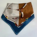 Silketørklæde Bandana Brun Grå Orange med Seletøj, variabelt, fire i en, petrol, orange, brun, grå, nobelt, lady like, elegant, lækkert, heste, hestesko, seletøj, vuitton, chanel, gucci, elegant, ladylike, grønt, gult, limegrønt, lyst, lækkert, kvalitet, ren, silke, lille, kvadratisk, bandana, nicki, firkantet, charmeklud, flot, gave, gaveide, biti, ribe, silketørklæde, ren, ægte, silke, silkesatin, fed, luksus, luksuriøst, i halsen, halsklud, taske, bandoliere, charmeklud, moderne, hip, new in, efterår, farver, smart, biti, ribe, dior, hermes,