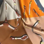 Silketørklæde Bandana Brun Grå Orange med Seletøj, variabelt, fire i en, petrol, orange, brun, grå, nobelt, lady like, elegant, lækkert, heste, hestesko, seletøj, vuitton, chanel, gucci, elegant, ladylike, grønt, gult, limegrønt, lyst, lækkert, kvalitet, ren, silke, lille, kvadratisk, bandana, nicki, firkantet, charmeklud, flot, gave, gaveide, biti, ribe, silketørklæde, ren, ægte, silke, silkesatin, fed, luksus, luksuriøst, i halsen, halsklud, taske, bandoliere, charmeklud, moderne, hip, new in, efterår, farver, smart, biti, ribe, dior, hermes,