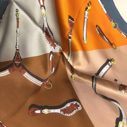 Silketørklæde Bandana Brun Grå Orange med Seletøj, variabelt, fire i en, petrol, orange, brun, grå, nobelt, lady like, elegant, lækkert, heste, hestesko, seletøj, vuitton, chanel, gucci, elegant, ladylike, grønt, gult, limegrønt, lyst, lækkert, kvalitet, ren, silke, lille, kvadratisk, bandana, nicki, firkantet, charmeklud, flot, gave, gaveide, biti, ribe, silketørklæde, ren, ægte, silke, silkesatin, fed, luksus, luksuriøst, i halsen, halsklud, taske, bandoliere, charmeklud, moderne, hip, new in, efterår, farver, smart, biti, ribe, dior, hermes,