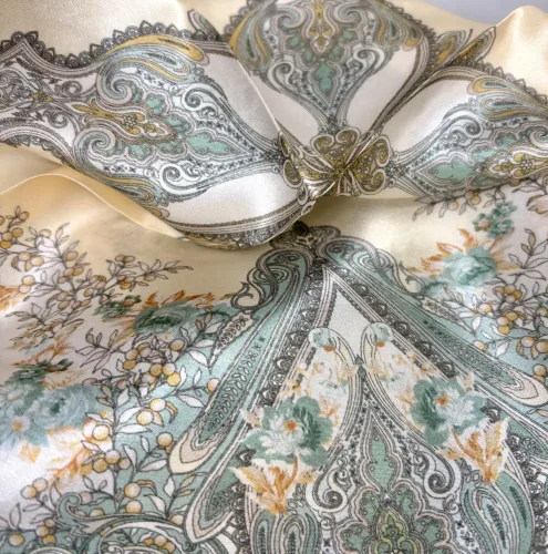 Silketørklæde Satin Firenze Grønt, 65 x 65 cm, mellemstort, lille, mellem, pastelfarver, lys, sart, salvie grøn, salvie, støvgrøn, 73532, diskret, klassisk, fersken, appelsintræ, mirabelle, rosa, laksefarvet, jeansblå, damet, lady like, posh, nobelt, alexandra schmitz, satin, silkesatin, fed, blank, ren, silke, firkantet, lille, bandana, nicki, tuch, taske, bandeaux, 100%, kvadratisk, smart, i halsen, i håret, hestehale, chic, paris, elegant, silketørklæde, gave, gaveide, biti, ribe, bio, diversitet, feminint, yndigt,