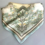 Silketørklæde Satin Firenze Grønt, 65 x 65 cm, mellemstort, lille, mellem, pastelfarver, lys, sart, salvie grøn, salvie, støvgrøn, 73532, diskret, klassisk, fersken, appelsintræ, mirabelle, rosa, laksefarvet, jeansblå, damet, lady like, posh, nobelt, alexandra schmitz, satin, silkesatin, fed, blank, ren, silke, firkantet, lille, bandana, nicki, tuch, taske, bandeaux, 100%, kvadratisk, smart, i halsen, i håret, hestehale, chic, paris, elegant, silketørklæde, gave, gaveide, biti, ribe, bio, diversitet, feminint, yndigt,