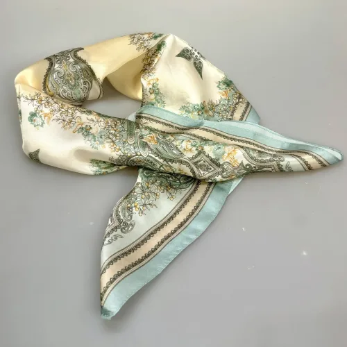 Silketørklæde Satin Firenze Grønt, 65 x 65 cm, mellemstort, lille, mellem, pastelfarver, lys, sart, salvie grøn, salvie, støvgrøn, 73532, diskret, klassisk, fersken, appelsintræ, mirabelle, rosa, laksefarvet, jeansblå, damet, lady like, posh, nobelt, alexandra schmitz, satin, silkesatin, fed, blank, ren, silke, firkantet, lille, bandana, nicki, tuch, taske, bandeaux, 100%, kvadratisk, smart, i halsen, i håret, hestehale, chic, paris, elegant, silketørklæde, gave, gaveide, biti, ribe, bio, diversitet, feminint, yndigt,