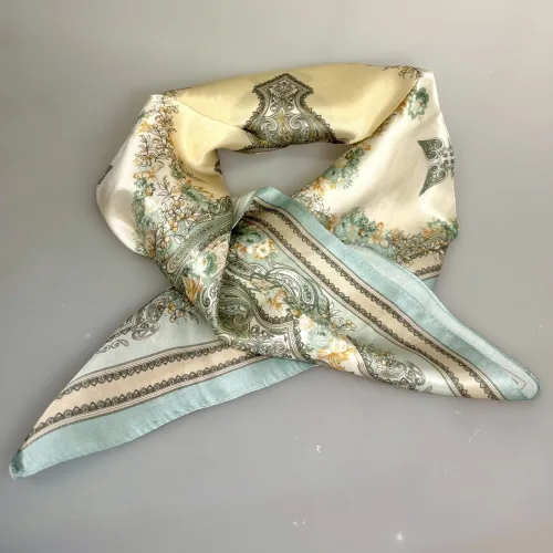 Silketørklæde Satin Firenze Grønt, 65 x 65 cm, mellemstort, lille, mellem, pastelfarver, lys, sart, salvie grøn, salvie, støvgrøn, 73532, diskret, klassisk, fersken, appelsintræ, mirabelle, rosa, laksefarvet, jeansblå, damet, lady like, posh, nobelt, alexandra schmitz, satin, silkesatin, fed, blank, ren, silke, firkantet, lille, bandana, nicki, tuch, taske, bandeaux, 100%, kvadratisk, smart, i halsen, i håret, hestehale, chic, paris, elegant, silketørklæde, gave, gaveide, biti, ribe, bio, diversitet, feminint, yndigt,