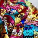 Silketørklæde Satin Laurel Burch Katte Multi, stort, 90 x 90 cm, firkantet, kvadratisk, fed, silke, ren, satin, silkesatin, katte, kattemotiv, kunst, kunstmotiv, maler, amerkansk, katteejer, med, accessoires, tilbehør, luksus, luksuriøst, kvalitet, lækkert, smukt, farverigt, regnbue, pride, farver, biti, tørklæde, gave, gaveide, rund, fødselsdag, damer, jubilæum, flot, chic, biti, ribe, 73638,