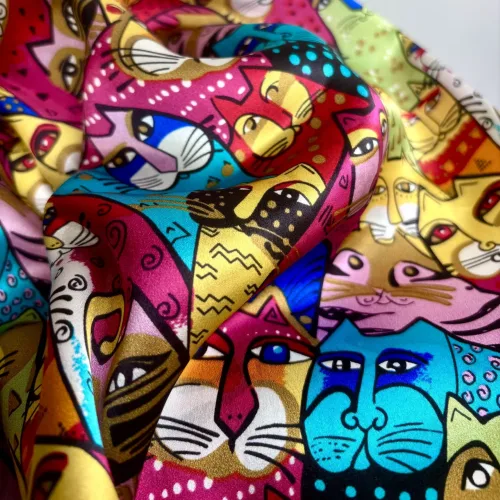 Silketørklæde Satin Laurel Burch Katte Multi, stort, 90 x 90 cm, firkantet, kvadratisk, fed, silke, ren, satin, silkesatin, katte, kattemotiv, kunst, kunstmotiv, maler, amerkansk, katteejer, med, accessoires, tilbehør, luksus, luksuriøst, kvalitet, lækkert, smukt, farverigt, regnbue, pride, farver, biti, tørklæde, gave, gaveide, rund, fødselsdag, damer, jubilæum, flot, chic, biti, ribe, 73638,