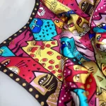 Silketørklæde Satin Laurel Burch Katte Multi, stort, 90 x 90 cm, firkantet, kvadratisk, fed, silke, ren, satin, silkesatin, katte, kattemotiv, kunst, kunstmotiv, maler, amerkansk, katteejer, med, accessoires, tilbehør, luksus, luksuriøst, kvalitet, lækkert, smukt, farverigt, regnbue, pride, farver, biti, tørklæde, gave, gaveide, rund, fødselsdag, damer, jubilæum, flot, chic, biti, ribe, 73638,