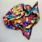 Silketørklæde Satin Laurel Burch Katte Multi, stort, 90 x 90 cm, firkantet, kvadratisk, fed, silke, ren, satin, silkesatin, katte, kattemotiv, kunst, kunstmotiv, maler, amerkansk, katteejer, med, accessoires, tilbehør, luksus, luksuriøst, kvalitet, lækkert, smukt, farverigt, regnbue, pride, farver, biti, tørklæde, gave, gaveide, rund, fødselsdag, damer, jubilæum, flot, chic, biti, ribe, 73638,
