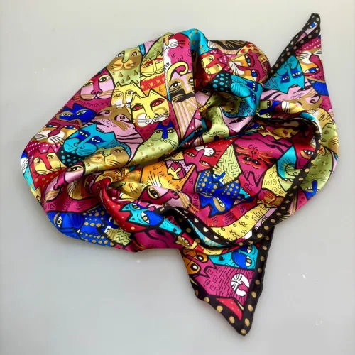 Silketørklæde Satin Laurel Burch Katte Multi, stort, 90 x 90 cm, firkantet, kvadratisk, fed, silke, ren, satin, silkesatin, katte, kattemotiv, kunst, kunstmotiv, maler, amerkansk, katteejer, med, accessoires, tilbehør, luksus, luksuriøst, kvalitet, lækkert, smukt, farverigt, regnbue, pride, farver, biti, tørklæde, gave, gaveide, rund, fødselsdag, damer, jubilæum, flot, chic, biti, ribe, 73638,