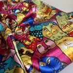 Silketørklæde Satin Laurel Burch Katte Multi, stort, 90 x 90 cm, firkantet, kvadratisk, fed, silke, ren, satin, silkesatin, katte, kattemotiv, kunst, kunstmotiv, maler, amerkansk, katteejer, med, accessoires, tilbehør, luksus, luksuriøst, kvalitet, lækkert, smukt, farverigt, regnbue, pride, farver, biti, tørklæde, gave, gaveide, rund, fødselsdag, damer, jubilæum, flot, chic, biti, ribe, 73638,