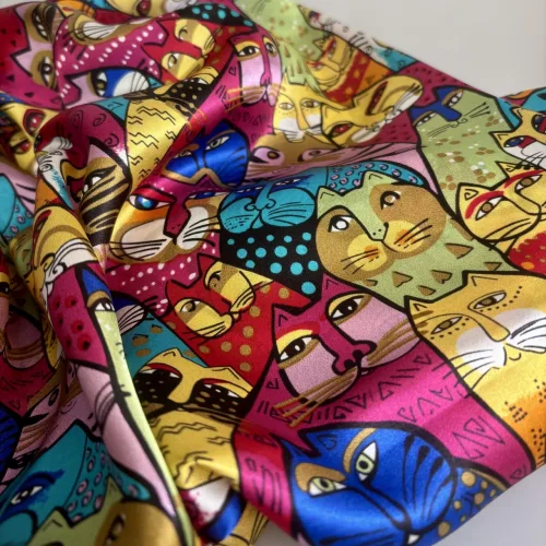 Silketørklæde Satin Laurel Burch Katte Multi, stort, 90 x 90 cm, firkantet, kvadratisk, fed, silke, ren, satin, silkesatin, katte, kattemotiv, kunst, kunstmotiv, maler, amerkansk, katteejer, med, accessoires, tilbehør, luksus, luksuriøst, kvalitet, lækkert, smukt, farverigt, regnbue, pride, farver, biti, tørklæde, gave, gaveide, rund, fødselsdag, damer, jubilæum, flot, chic, biti, ribe, 73638,