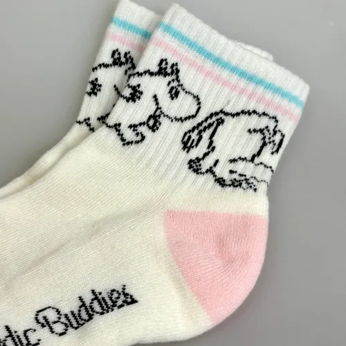 Strømper Sport Footies - Mumi Koldbøtter, Moomin34B, kort, skaft, footies, sneakerstrømper, sneaker, strømper, sokker, hvide, pastelfarver, miami, california, beach, pastel, farver, soft, retro, 80'erne, vibes, strand, snorkfrøkenen, lucky, socks, retro, farver, sjove, herlige, humoristiske, gave, gaveide, camping, outdoor, life, hike, sportssokker, sportsstrømper, ankelsokker, bomuld, bomuldssokker, feminint, tøset, cute, love, rosa, pink, babypink, lyssrød, rosa, kærlighed, pigesokker, pige, dame, girly, mumitroldene, moomin, mumidalen, strømper, sokker, sommersokker, dame, damesokker, pigestrømper, sneakers, sneaker strømper, tegneserie, cartoon, sjove, søde, glade, kvalitet, god, lækker, holdbare, sokker, strømper, bomuld, bomuldsstrømper, bomuldssokker, sjove, motiv, kulørte, farverige, humoristiske, mumisokker, mumistrømper,, økologisk, holdbare, gave, gaveide, fan, stærk, sej, forbillede, konfirmationsgave, konfirmand, gaveide, gave, biti, ribe, nordic boddies,