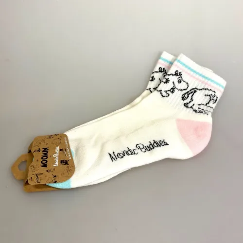 Strømper Sport Footies - Mumi Koldbøtter, Moomin34B, kort, skaft, footies, sneakerstrømper, sneaker, strømper, sokker, hvide, pastelfarver, miami, california, beach, pastel, farver, soft, retro, 80'erne, vibes, strand, snorkfrøkenen, lucky, socks, retro, farver, sjove, herlige, humoristiske, gave, gaveide, camping, outdoor, life, hike, sportssokker, sportsstrømper, ankelsokker, bomuld, bomuldssokker, feminint, tøset, cute, love, rosa, pink, babypink, lyssrød, rosa, kærlighed, pigesokker, pige, dame, girly, mumitroldene, moomin, mumidalen, strømper, sokker, sommersokker, dame, damesokker, pigestrømper, sneakers, sneaker strømper, tegneserie, cartoon, sjove, søde, glade, kvalitet, god, lækker, holdbare, sokker, strømper, bomuld, bomuldsstrømper, bomuldssokker, sjove, motiv, kulørte, farverige, humoristiske, mumisokker, mumistrømper,, økologisk, holdbare, gave, gaveide, fan, stærk, sej, forbillede, konfirmationsgave, konfirmand, gaveide, gave, biti, ribe, nordic boddies,