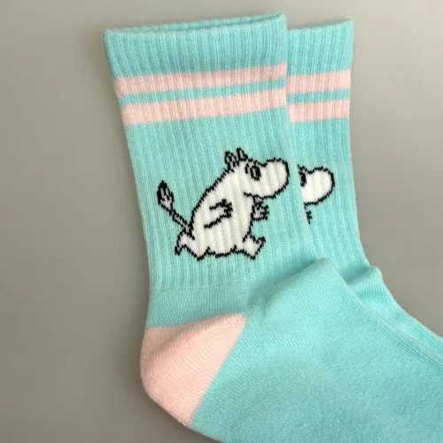 Strømper Sport - Mumi Running, løbe, jogging, turkis, pastelfarver, miami, california, beach, pastel, farver, soft, retro, 80'erne, vibes, strand, snorkfrøkenen, lucky, socks, retro, farver, sjove, herlige, humoristiske, gave, gaveide, camping, outdoor, life, hike, sportssokker, sportsstrømper, ankelsokker, bomuld, bomuldssokker, feminint, tøset, cute, love, rosa, pink, babypink, lyssrød, rosa, kærlighed, pigesokker, pige, dame, girly, mumitroldene, moomin, mumidalen, strømper, sokker, sommersokker, dame, damesokker, pigestrømper, sneakers, sneaker strømper, tegneserie, cartoon, sjove, søde, glade, kvalitet, god, lækker, holdbare, sokker, strømper, bomuld, bomuldsstrømper, bomuldssokker, sjove, motiv, kulørte, farverige, humoristiske, mumisokker, mumistrømper,, økologisk, holdbare, gave, gaveide, fan, stærk, sej, forbillede, konfirmationsgave, konfirmand, gaveide, gave, biti, ribe, nordic boddies,