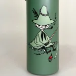 Termoflaske - Mumrikken på Fisketur, snufkin, mumrik, moomin, mumi, venner, jagt, fisker, fiskeri, lystfisker, outdoor, camping, hiking, Termoflaske - Mumi Fitness, mintfarvet, mintgrøn, pastelfarvet, lysegrøn, turkis, fitness, vægtløftning, træne, i form, motion, stærk, styrketræning, motionscenter, fitnesscenter, MOOMIN100c, sej, cool, drenge, mænd, mopset, sjov, lækker, moomin, nordic buddies, 100A, kolde, varme, drikke, lækker, kvalitet, metal, metalflaske, termokande, motion, træning, kaffe, te, vand, pendler, skole, job, udflugt, togturen, ting, gave, gaveide, konfirmation, praktisk, smart, cykeltur, gear, udstyr, dreng, drenge, piger, voksne, børn, flot, sjov, herlig, humoristisk, særlig, speciel, svensk, biti, ribe, mumitroldene, mumidalen, tove, janson,