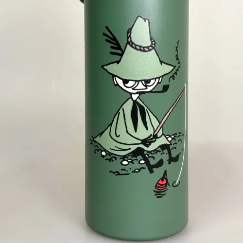 Termoflaske - Mumrikken på Fisketur, snufkin, mumrik, moomin, mumi, venner, jagt, fisker, fiskeri, lystfisker, outdoor, camping, hiking, Termoflaske - Mumi Fitness, mintfarvet, mintgrøn, pastelfarvet, lysegrøn, turkis, fitness, vægtløftning, træne, i form, motion, stærk, styrketræning, motionscenter, fitnesscenter, MOOMIN100c, sej, cool, drenge, mænd, mopset, sjov, lækker, moomin, nordic buddies, 100A, kolde, varme, drikke, lækker, kvalitet, metal, metalflaske, termokande, motion, træning, kaffe, te, vand, pendler, skole, job, udflugt, togturen, ting, gave, gaveide, konfirmation, praktisk, smart, cykeltur, gear, udstyr, dreng, drenge, piger, voksne, børn, flot, sjov, herlig, humoristisk, særlig, speciel, svensk, biti, ribe, mumitroldene, mumidalen, tove, janson,