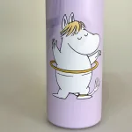 Termoflaske - Snorkfrøkenen Lilac, lyslilla, rosa, lyserød, piger, damer, voksne, fairy, pink, moomin, genert, flov, shy, embarassed, 100D, sjov, lækker, moomin, nordic buddies, 100A, kolde, varme, drikke, lækker, kvalitet, metal, metalflaske, termokande, motion, træning, kaffe, te, vand, pendler, skole, job, udflugt, togturen, mumiting, gave, gaveide, konfirmation, praktisk, smart, cykeltur, gear, udstyr, dreng, drenge, piger, voksne, børn, flot, sjov, herlig, humoristisk, særlig, speciel, svensk, biti, ribe, mumitroldene, mumidalen, tove, janson,syrenfarvet, pige, mumis kæreste, veninde, snorkfrøkenen, hulahop ring, SNORM100A,