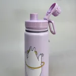 Termoflaske - Snorkfrøkenen Lilac, lyslilla, rosa, lyserød, piger, damer, voksne, fairy, pink, moomin, genert, flov, shy, embarassed, 100D, sjov, lækker, moomin, nordic buddies, 100A, kolde, varme, drikke, lækker, kvalitet, metal, metalflaske, termokande, motion, træning, kaffe, te, vand, pendler, skole, job, udflugt, togturen, mumiting, gave, gaveide, konfirmation, praktisk, smart, cykeltur, gear, udstyr, dreng, drenge, piger, voksne, børn, flot, sjov, herlig, humoristisk, særlig, speciel, svensk, biti, ribe, mumitroldene, mumidalen, tove, janson,syrenfarvet, pige, mumis kæreste, veninde, snorkfrøkenen, hulahop ring, SNORM100A,