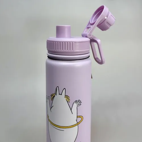 Termoflaske - Snorkfrøkenen Lilac, lyslilla, rosa, lyserød, piger, damer, voksne, fairy, pink, moomin, genert, flov, shy, embarassed, 100D, sjov, lækker, moomin, nordic buddies, 100A, kolde, varme, drikke, lækker, kvalitet, metal, metalflaske, termokande, motion, træning, kaffe, te, vand, pendler, skole, job, udflugt, togturen, mumiting, gave, gaveide, konfirmation, praktisk, smart, cykeltur, gear, udstyr, dreng, drenge, piger, voksne, børn, flot, sjov, herlig, humoristisk, særlig, speciel, svensk, biti, ribe, mumitroldene, mumidalen, tove, janson,syrenfarvet, pige, mumis kæreste, veninde, snorkfrøkenen, hulahop ring, SNORM100A,