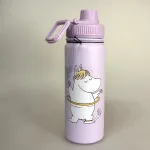 Termoflaske - Snorkfrøkenen Lilac, lyslilla, rosa, lyserød, piger, damer, voksne, fairy, pink, moomin, genert, flov, shy, embarassed, 100D, sjov, lækker, moomin, nordic buddies, 100A, kolde, varme, drikke, lækker, kvalitet, metal, metalflaske, termokande, motion, træning, kaffe, te, vand, pendler, skole, job, udflugt, togturen, mumiting, gave, gaveide, konfirmation, praktisk, smart, cykeltur, gear, udstyr, dreng, drenge, piger, voksne, børn, flot, sjov, herlig, humoristisk, særlig, speciel, svensk, biti, ribe, mumitroldene, mumidalen, tove, janson,syrenfarvet, pige, mumis kæreste, veninde, snorkfrøkenen, hulahop ring, SNORM100A,