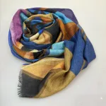 Tørklæde Let Vævet Merino - Aftenlys, raven, klare, mættede, farver, raven, merinould, blødt, let, tyndt, lunt, klassisk, lækkert, kvalitet, vævet, tryk, mønster, elegant, lady, eksklusivt, rund, fødselsdag, efterår, vinter, acvessoires, tilbehør, stola, sjal, uldent, ren, naturmateriale, high end, moderne, smukt, design, kunst, biti, ribe, fødselsdagsgave, jubilæum, gaveide, svigermor, mor, ældre, smart,