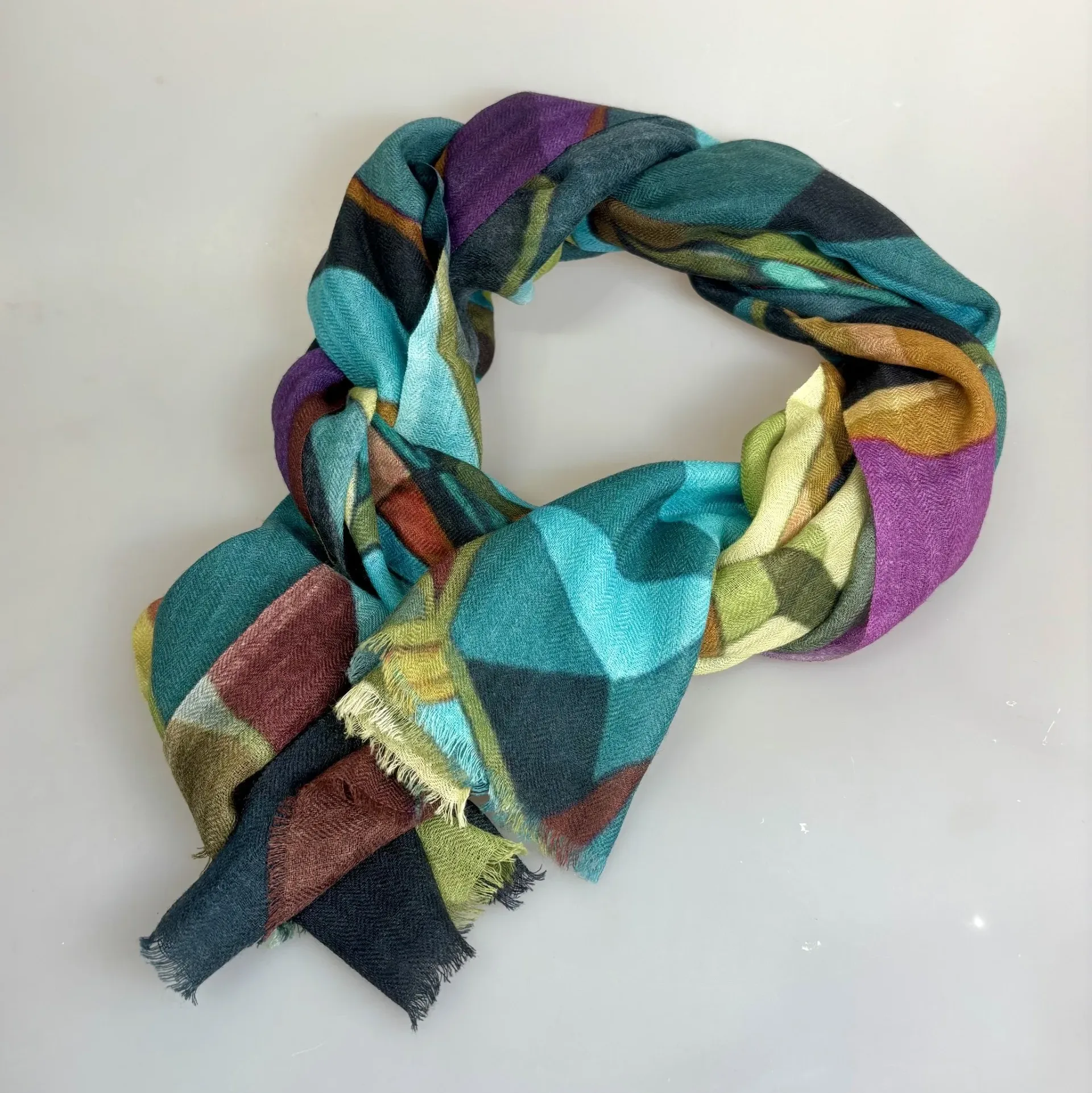 Tørklæde Let Vævet Merino - Mosaik Tørklæde Let Vævet Merino - Mosaik, klare, mættede, farver, raven, merinould, blødt, let, tyndt, lunt, klassisk, lækkert, kvalitet, vævet, tryk, mønster, elegant, lady, eksklusivt, rund, fødselsdag, efterår, vinter, acvessoires, tilbehør, stola, sjal, uldent, ren, naturmateriale, high end, moderne, smukt, design, kunst, biti, ribe, fødselsdagsgave, jubilæum, gaveide, svigermor, mor, ældre, smart,