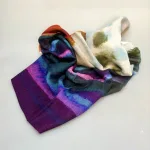 Tørklæde Let Vævet Merino - Nordlys, iko, klare, mættede, farver, raven, merinould, blødt, let, tyndt, lunt, klassisk, lækkert, kvalitet, vævet, tryk, mønster, elegant, lady, eksklusivt, rund, fødselsdag, efterår, vinter, acvessoires, tilbehør, stola, sjal, uldent, ren, naturmateriale, high end, moderne, smukt, design, kunst, biti, ribe, fødselsdagsgave, jubilæum, gaveide, svigermor, mor, ældre, smart,