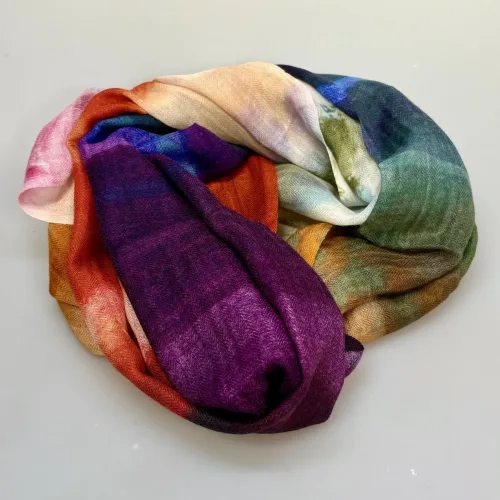 Tørklæde Let Vævet Merino - Nordlys, iko, klare, mættede, farver, raven, merinould, blødt, let, tyndt, lunt, klassisk, lækkert, kvalitet, vævet, tryk, mønster, elegant, lady, eksklusivt, rund, fødselsdag, efterår, vinter, acvessoires, tilbehør, stola, sjal, uldent, ren, naturmateriale, high end, moderne, smukt, design, kunst, biti, ribe, fødselsdagsgave, jubilæum, gaveide, svigermor, mor, ældre, smart,