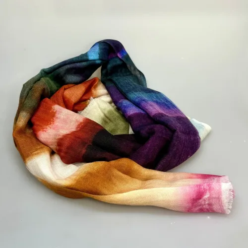 Tørklæde Let Vævet Merino - Nordlys, iko, klare, mættede, farver, raven, merinould, blødt, let, tyndt, lunt, klassisk, lækkert, kvalitet, vævet, tryk, mønster, elegant, lady, eksklusivt, rund, fødselsdag, efterår, vinter, acvessoires, tilbehør, stola, sjal, uldent, ren, naturmateriale, high end, moderne, smukt, design, kunst, biti, ribe, fødselsdagsgave, jubilæum, gaveide, svigermor, mor, ældre, smart,