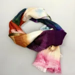 Tørklæde Let Vævet Merino - Nordlys, iko, klare, mættede, farver, raven, merinould, blødt, let, tyndt, lunt, klassisk, lækkert, kvalitet, vævet, tryk, mønster, elegant, lady, eksklusivt, rund, fødselsdag, efterår, vinter, acvessoires, tilbehør, stola, sjal, uldent, ren, naturmateriale, high end, moderne, smukt, design, kunst, biti, ribe, fødselsdagsgave, jubilæum, gaveide, svigermor, mor, ældre, smart,