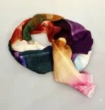Tørklæde Let Vævet Merino - Nordlys, iko, klare, mættede, farver, raven, merinould, blødt, let, tyndt, lunt, klassisk, lækkert, kvalitet, vævet, tryk, mønster, elegant, lady, eksklusivt, rund, fødselsdag, efterår, vinter, acvessoires, tilbehør, stola, sjal, uldent, ren, naturmateriale, high end, moderne, smukt, design, kunst, biti, ribe, fødselsdagsgave, jubilæum, gaveide, svigermor, mor, ældre, smart,