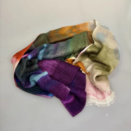Tørklæde Let Vævet Merino - Nordlys, iko, klare, mættede, farver, raven, merinould, blødt, let, tyndt, lunt, klassisk, lækkert, kvalitet, vævet, tryk, mønster, elegant, lady, eksklusivt, rund, fødselsdag, efterår, vinter, acvessoires, tilbehør, stola, sjal, uldent, ren, naturmateriale, high end, moderne, smukt, design, kunst, biti, ribe, fødselsdagsgave, jubilæum, gaveide, svigermor, mor, ældre, smart,