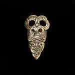 Vikingevedhæng i Bronze - Odinmaske med Glasøje, et øje, enøjet, overgud, øverste, as, aser, asgård, glasøje, odin, odinmaske, odinsmaske, smykke, vedhæng, museumssmykker, gylden, sej, gave, gaveide, vikingesmykker, biti, ribe