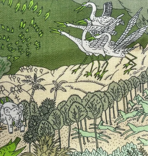 Bandana Tørklæde Uld og Silke - Fantastisk Fauna, merino, uld, twill, twillvævet, silke, luksus, kraftigt, lunt, blødt, efterår,, vinter, forår, halsen, charmeklud, bandeaux, lille, chic, vendbart, dobbelt, vævet, håndrullede, kanter, lækker, kvalitet, smart, moderne, luksus, elegant, poetisk, smukt, blå, toner, harmonisk, eventyrligt, silkebandana, lille, firkantet, kvadratisk, løver, heste, traner, svaner, skildpadder, elefanter, safari, bjerg, afrika, flod, skabelsen, noas ark, hulemaleri, kunst, livets gang, dyreflokke, dyreliv, musik, hymne, hyldest, palmer, frodigt, gave, gaveide, antropolog, antropologi, biti, ribe