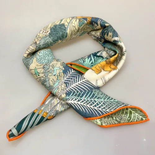 Bandana Tørklæde Uld og Silke - Fantastisk Fauna, merino, uld, twill, twillvævet, silke, luksus, kraftigt, lunt, blødt, efterår,, vinter, forår, halsen, charmeklud, bandeaux, lille, chic, vendbart, dobbelt, vævet, håndrullede, kanter, lækker, kvalitet, smart, moderne, luksus, elegant, poetisk, smukt, blå, toner, harmonisk, eventyrligt, silkebandana, lille, firkantet, kvadratisk, løver, heste, traner, svaner, skildpadder, elefanter, safari, bjerg, afrika, flod, skabelsen, noas ark, hulemaleri, kunst, livets gang, dyreflokke, dyreliv, musik, hymne, hyldest, palmer, frodigt, gave, gaveide, antropolog, antropologi, biti, ribe