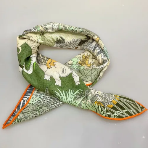 Bandana Tørklæde Uld og Silke - Fantastisk Fauna, merino, uld, twill, twillvævet, silke, luksus, kraftigt, lunt, blødt, efterår,, vinter, forår, halsen, charmeklud, bandeaux, lille, chic, vendbart, dobbelt, vævet, håndrullede, kanter, lækker, kvalitet, smart, moderne, luksus, elegant, poetisk, smukt, blå, toner, harmonisk, eventyrligt, silkebandana, lille, firkantet, kvadratisk, løver, heste, traner, svaner, skildpadder, elefanter, safari, bjerg, afrika, flod, skabelsen, noas ark, hulemaleri, kunst, livets gang, dyreflokke, dyreliv, musik, hymne, hyldest, palmer, frodigt, gave, gaveide, antropolog, antropologi, biti, ribe