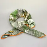 Bandana Tørklæde Uld og Silke - Fantastisk Fauna, merino, uld, twill, twillvævet, silke, luksus, kraftigt, lunt, blødt, efterår,, vinter, forår, halsen, charmeklud, bandeaux, lille, chic, vendbart, dobbelt, vævet, håndrullede, kanter, lækker, kvalitet, smart, moderne, luksus, elegant, poetisk, smukt, blå, toner, harmonisk, eventyrligt, silkebandana, lille, firkantet, kvadratisk, løver, heste, traner, svaner, skildpadder, elefanter, safari, bjerg, afrika, flod, skabelsen, noas ark, hulemaleri, kunst, livets gang, dyreflokke, dyreliv, musik, hymne, hyldest, palmer, frodigt, gave, gaveide, antropolog, antropologi, biti, ribe