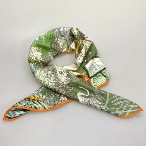Bandana Tørklæde Uld og Silke - Fantastisk Fauna, merino, uld, twill, twillvævet, silke, luksus, kraftigt, lunt, blødt, efterår,, vinter, forår, halsen, charmeklud, bandeaux, lille, chic, vendbart, dobbelt, vævet, håndrullede, kanter, lækker, kvalitet, smart, moderne, luksus, elegant, poetisk, smukt, blå, toner, harmonisk, eventyrligt, silkebandana, lille, firkantet, kvadratisk, løver, heste, traner, svaner, skildpadder, elefanter, safari, bjerg, afrika, flod, skabelsen, noas ark, hulemaleri, kunst, livets gang, dyreflokke, dyreliv, musik, hymne, hyldest, palmer, frodigt, gave, gaveide, antropolog, antropologi, biti, ribe