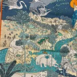 Bandana Tørklæde Uld og Silke - Fantastisk Fauna, merino, uld, twill, twillvævet, silke, luksus, kraftigt, lunt, blødt, efterår,, vinter, forår, halsen, charmeklud, bandeaux, lille, chic, vendbart, dobbelt, vævet, håndrullede, kanter, lækker, kvalitet, smart, moderne, luksus, elegant, poetisk, smukt, blå, toner, harmonisk, eventyrligt, silkebandana, lille, firkantet, kvadratisk, løver, heste, traner, svaner, skildpadder, elefanter, safari, bjerg, afrika, flod, skabelsen, noas ark, hulemaleri, kunst, livets gang, dyreflokke, dyreliv, musik, hymne, hyldest, palmer, frodigt, gave, gaveide, antropolog, antropologi, biti, ribe