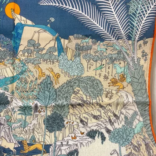 Bandana Tørklæde Uld og Silke - Fantastisk Fauna, merino, uld, twill, twillvævet, silke, luksus, kraftigt, lunt, blødt, efterår,, vinter, forår, halsen, charmeklud, bandeaux, lille, chic, vendbart, dobbelt, vævet, håndrullede, kanter, lækker, kvalitet, smart, moderne, luksus, elegant, poetisk, smukt, blå, toner, harmonisk, eventyrligt, silkebandana, lille, firkantet, kvadratisk, løver, heste, traner, svaner, skildpadder, elefanter, safari, bjerg, afrika, flod, skabelsen, noas ark, hulemaleri, kunst, livets gang, dyreflokke, dyreliv, musik, hymne, hyldest, palmer, frodigt, gave, gaveide, antropolog, antropologi, biti, ribe