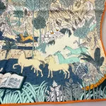 Bandana Tørklæde Uld og Silke - Fantastisk Fauna, merino, uld, twill, twillvævet, silke, luksus, kraftigt, lunt, blødt, efterår,, vinter, forår, halsen, charmeklud, bandeaux, lille, chic, vendbart, dobbelt, vævet, håndrullede, kanter, lækker, kvalitet, smart, moderne, luksus, elegant, poetisk, smukt, blå, toner, harmonisk, eventyrligt, silkebandana, lille, firkantet, kvadratisk, løver, heste, traner, svaner, skildpadder, elefanter, safari, bjerg, afrika, flod, skabelsen, noas ark, hulemaleri, kunst, livets gang, dyreflokke, dyreliv, musik, hymne, hyldest, palmer, frodigt, gave, gaveide, antropolog, antropologi, biti, ribe