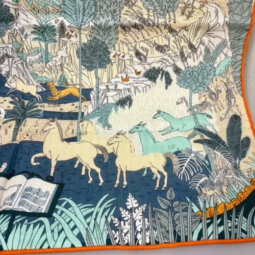 Bandana Tørklæde Uld og Silke - Fantastisk Fauna, merino, uld, twill, twillvævet, silke, luksus, kraftigt, lunt, blødt, efterår,, vinter, forår, halsen, charmeklud, bandeaux, lille, chic, vendbart, dobbelt, vævet, håndrullede, kanter, lækker, kvalitet, smart, moderne, luksus, elegant, poetisk, smukt, blå, toner, harmonisk, eventyrligt, silkebandana, lille, firkantet, kvadratisk, løver, heste, traner, svaner, skildpadder, elefanter, safari, bjerg, afrika, flod, skabelsen, noas ark, hulemaleri, kunst, livets gang, dyreflokke, dyreliv, musik, hymne, hyldest, palmer, frodigt, gave, gaveide, antropolog, antropologi, biti, ribe