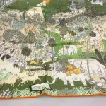 Bandana Tørklæde Uld og Silke - Fantastisk Fauna, merino, uld, twill, twillvævet, silke, luksus, kraftigt, lunt, blødt, efterår,, vinter, forår, halsen, charmeklud, bandeaux, lille, chic, vendbart, dobbelt, vævet, håndrullede, kanter, lækker, kvalitet, smart, moderne, luksus, elegant, poetisk, smukt, blå, toner, harmonisk, eventyrligt, silkebandana, lille, firkantet, kvadratisk, løver, heste, traner, svaner, skildpadder, elefanter, safari, bjerg, afrika, flod, skabelsen, noas ark, hulemaleri, kunst, livets gang, dyreflokke, dyreliv, musik, hymne, hyldest, palmer, frodigt, gave, gaveide, antropolog, antropologi, biti, ribe