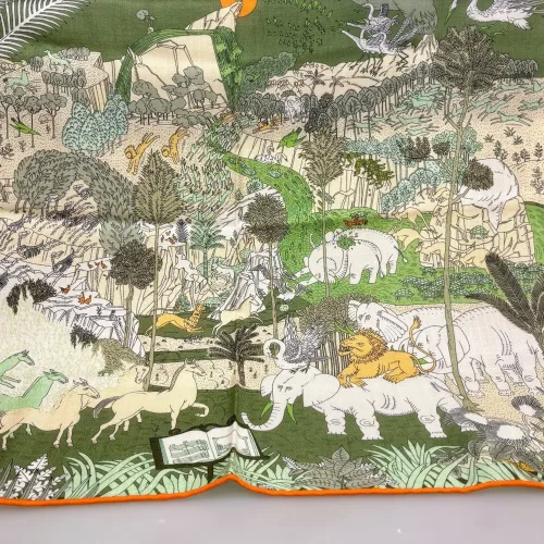Bandana Tørklæde Uld og Silke - Fantastisk Fauna, merino, uld, twill, twillvævet, silke, luksus, kraftigt, lunt, blødt, efterår,, vinter, forår, halsen, charmeklud, bandeaux, lille, chic, vendbart, dobbelt, vævet, håndrullede, kanter, lækker, kvalitet, smart, moderne, luksus, elegant, poetisk, smukt, blå, toner, harmonisk, eventyrligt, silkebandana, lille, firkantet, kvadratisk, løver, heste, traner, svaner, skildpadder, elefanter, safari, bjerg, afrika, flod, skabelsen, noas ark, hulemaleri, kunst, livets gang, dyreflokke, dyreliv, musik, hymne, hyldest, palmer, frodigt, gave, gaveide, antropolog, antropologi, biti, ribe